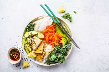 Vegan topuz cha salata kasesi yapışkan tofu, sebze ve Pirinç Noodle ile. Bitki esaslı diyet kavramı.