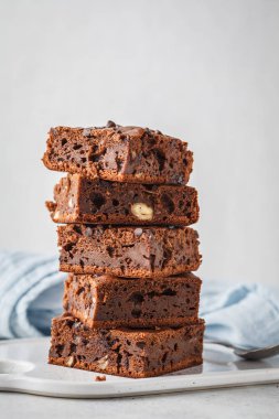 Çikolata damla çikolata vegan kek parçaları yığını.