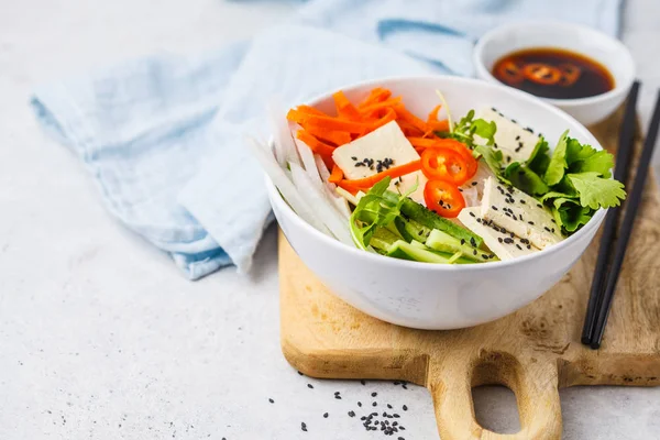 越南米粉与豆腐和辣椒蔬菜沙拉在白色碗 顶视图 复制空间 — 图库照片
