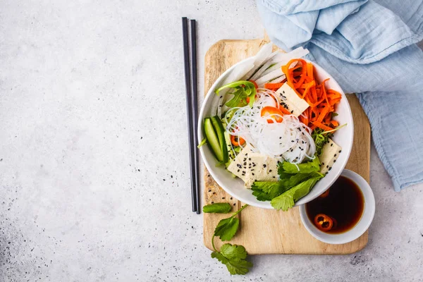 Macarrão Arroz Vietnamita Com Tofu Pimenta Salada Legumes Tigela Branca — Fotografia de Stock