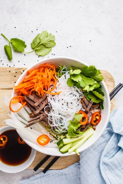 Brötchen Cha Salatschüssel Vorhanden Vietnamesische Reisnudeln Mit Rindfleisch Und Chiligemüse — Stockfoto