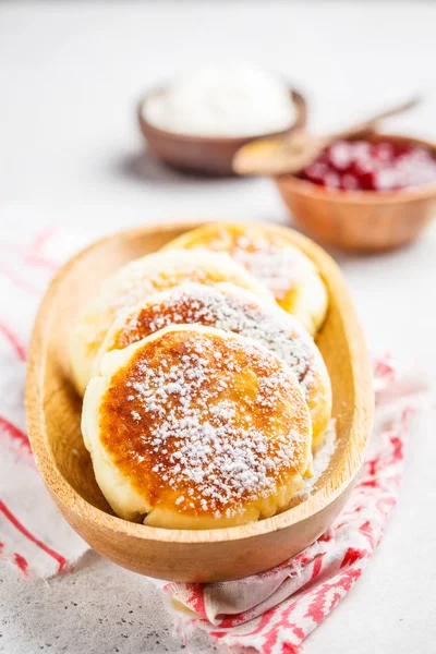 Panqueques Requesón Con Crema Agria Mermelada Tazón Madera Sobre Fondo — Foto de Stock