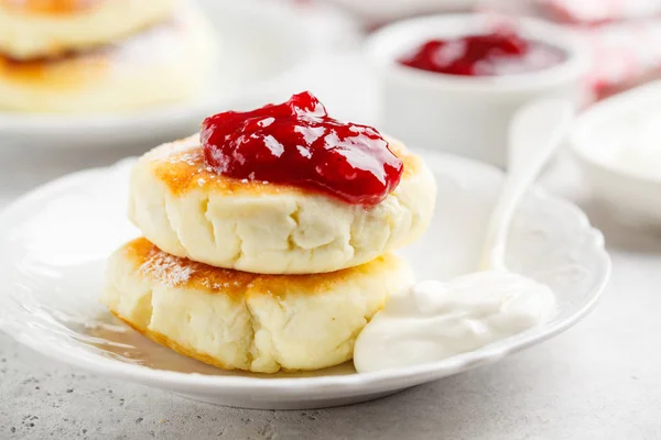 Panqueques Requesón Con Crema Agria Mermelada Plato Blanco Sobre Fondo — Foto de Stock