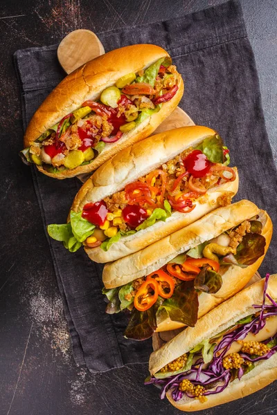 Hot Dogs Mit Verschiedenen Belägen Auf Dunklem Hintergrund Draufsicht Traditionelles — Stockfoto