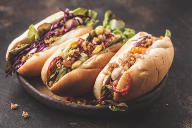 Karanlık bir arka plan, üstten görünüm üzerinde çeşitli soslar ile sosisli. Geleneksel Amerikan gıda kavramı.