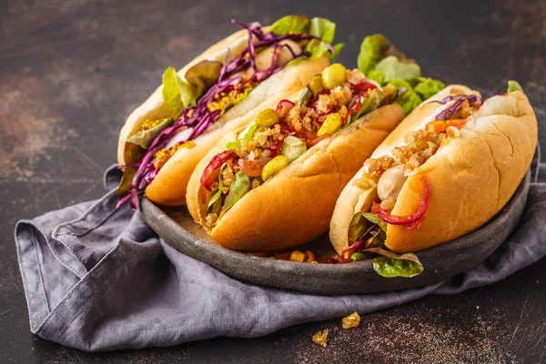 Hot Dogs Mit Verschiedenen Belägen Auf Dunklem Hintergrund Draufsicht Traditionelles — Stockfoto