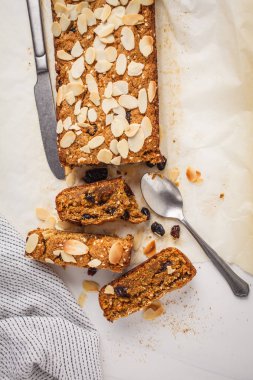 Beyaz bir arka planda üstten görünüm Bademli havuçlu kek Vegan. Bitki esaslı gıda kavramı.