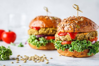 Beyaz bir arka plan üzerinde lahana ve domates soslu Vegan mercimek Burger. Bitki esaslı gıda kavramı.