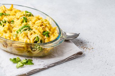 Makarna, tavuk, brokoli ve peynir kabuk bir cam form, beyaz arka plan, kopya alanı ile güveç.