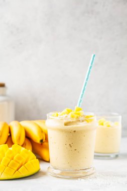 Bir kavanoz içinde Hindistan cevizi ile Mango muz güler yüzlü. Bitki esaslı gıda kavramı.