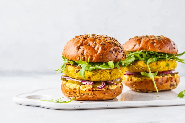 Roka, salatalık turşusu ve humus ile Vegan nohut hamburger. Bitki esaslı diyet kavramı.