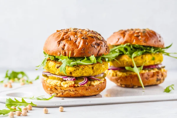 Roka, salatalık turşusu ve humus ile Vegan nohut hamburger. Bitki esaslı diyet kavramı.