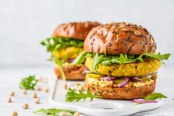 Roka, salatalık turşusu ve humus ile Vegan nohut hamburger. Bitki esaslı diyet kavramı.