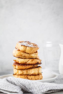 Fıstık ezmeli, şuruplu ve muzlu vejetaryen tostlar..