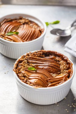 Armut ve beyaz zemin üzerine tarçın pişmiş yulaf ezmesi. Sağlıklı vegan gıda kavramı.