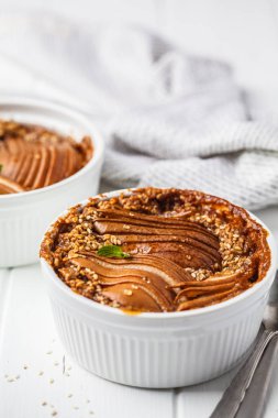 Armut ve beyaz zemin üzerine tarçın pişmiş yulaf ezmesi. Sağlıklı vegan gıda kavramı.