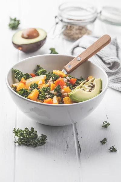 Salada Vegan Com Arroz Couve Abóbora Assada Cenouras Abacate Tigela — Fotografia de Stock