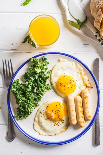 Сніданок Подається Смаженими Яйцями Салатом Кексами Апельсиновим Соком Білому Дерев — стокове фото