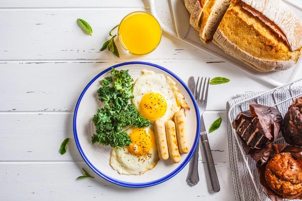 Frühstück Mit Spiegeleiern Salat Muffins Und Orangensaft Auf Weißem Holztisch — Stockfoto