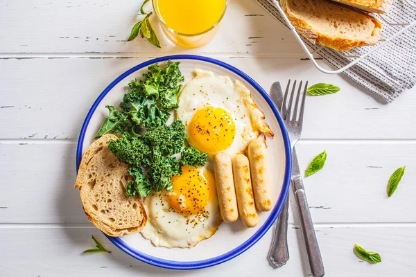 Ontbijt Geserveerd Met Gebakken Eieren Salade Muffins Sinaasappelsap Witte Houten — Stockfoto