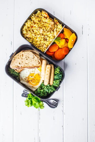 Yemek hazırlık kapları ile pişmiş sebze, yumurta, sosis ve salata kahvaltı ve ek yükü vurdu, öğle yemeği için tavuk, pilav yer, wtite ahşap arka plan kopyalama.