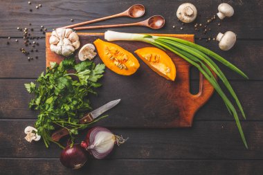 Koyu ahşap arka plan, üstten görünüm üzerinde sebze vejetaryen çorba için malzemeler.