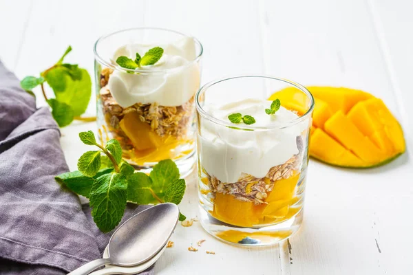 Yogurt Greco Mango Granola Parfait Bicchiere Uno Sfondo Legno Bianco — Foto Stock
