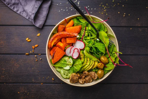 Salada Vegan Saudável Com Legumes Assados Abacate Azeitonas Uma Tigela — Fotografia de Stock