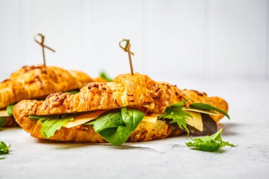Croissants peynir ve salata Beyaz ahşap arka planda, kopya alanı ile.