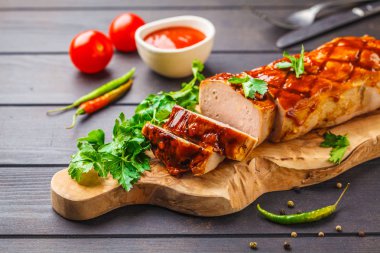 Yeşiller ve barbekü sosu bir ahşap tahta üzerinde pişmiş köfte. Amerikan mutfağı kavramı.