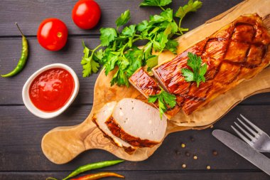 Yeşiller ve barbekü sosu bir tahta masa, üstten görünüm, kopya alanı üzerinde pişmiş köfte. Amerikan mutfağı kavramı.