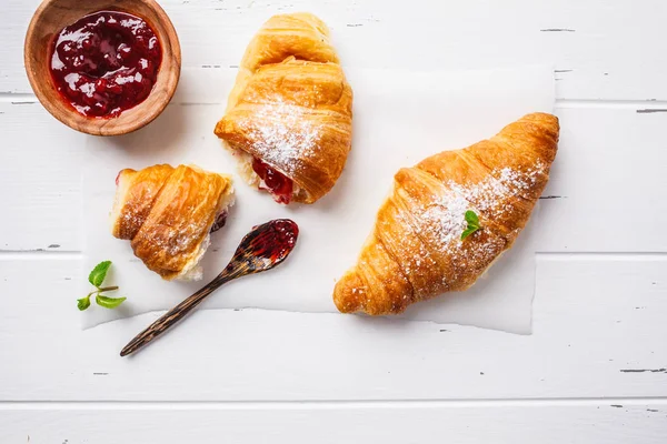 Croissants Mit Beerenmarmelade Auf Weißem Holzhintergrund Draufsicht Kopierraum — Stockfoto