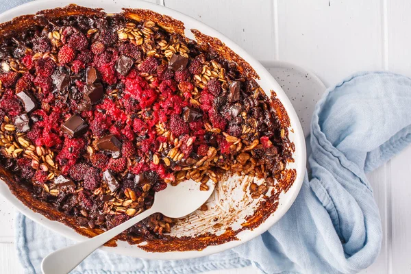 Baked Oatmeal Berries Chocolate White Dish Plant Bsed Diet Concept — Stock Photo, Image