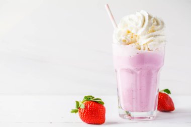 Beyaz bir arka plan kopya alanı metin için krem şanti ile çilekli milkshake. Sevgililer günü kavramı.
