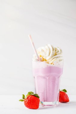 Beyaz bir arka plan kopya alanı metin için krem şanti ile çilekli milkshake. Sevgililer günü kavramı.