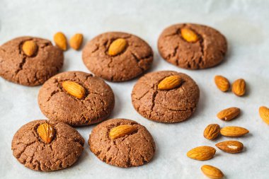 Beyaz zemin üzerine Kakaolu badem çerezler. Vegan tatlı kavramı.