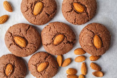 Beyaz zemin üzerine Kakaolu badem çerezler. Vegan tatlı kavramı.