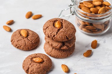 Beyaz zemin üzerine Kakaolu badem çerezler. Vegan tatlı kavramı.