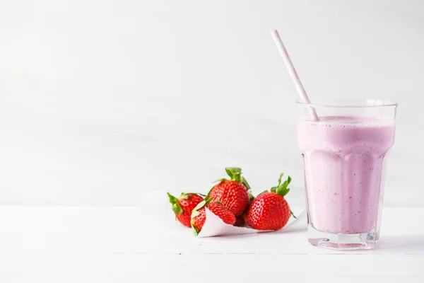 Beyaz Bir Arka Planda Kopya Alanı Metin Için Çilekli Milkshake — Stok fotoğraf