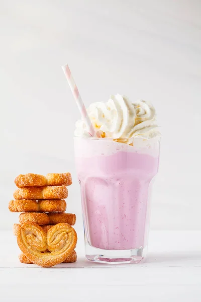Jordbær Milkshake Med Flødeskum Cookies Palmiers Hvid Baggrund Kopiere Plads - Stock-foto