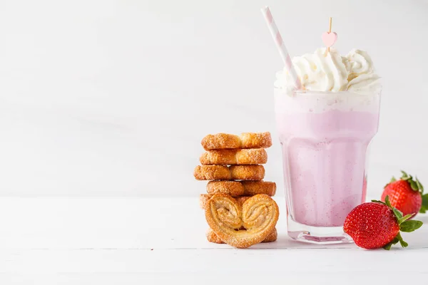 Jordbær Milkshake Med Flødeskum Cookies Palmiers Hvid Baggrund Kopiere Plads - Stock-foto