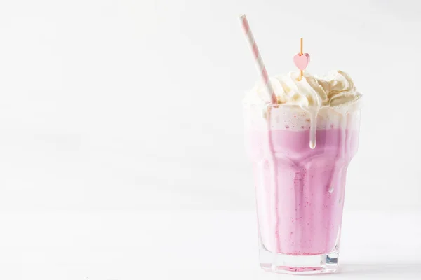 Milkshake Aux Fraises Avec Crème Fouettée Sur Fond Blanc Espace — Photo