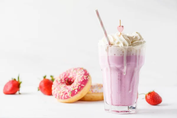 Jordbær Milkshake Med Flødeskum Glaseret Donut Hvid Baggrund Kopiere Plads - Stock-foto