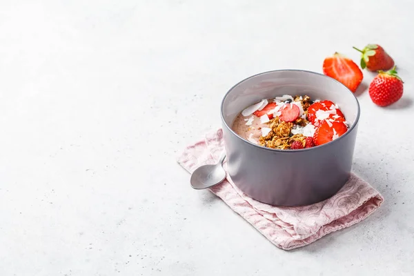 Bol Smoothie Aux Fraises Avec Granola Noix Coco Baies Sur — Photo