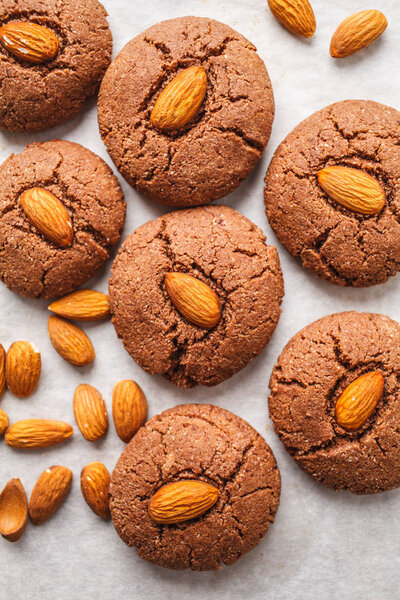 Миндальное печенье с какао на белом фоне. Концепция веганского десерта
.
