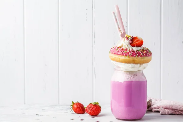 Pink Jordbær Freak Shake Cocktail Med Donut Slik Hvid Baggrund - Stock-foto