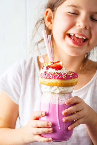 Lille Smilende Pige Drikker Lyserød Jordbær Freak Shake Cocktail Med - Stock-foto