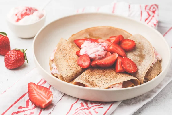 Pfannkuchen Mit Erdbeeren Und Joghurt Weißer Hintergrund Draufsicht Frühstückskonzept — Stockfoto