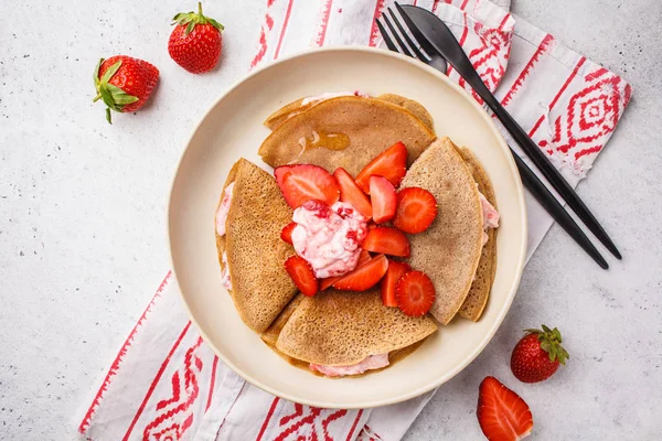 Pfannkuchen Mit Erdbeeren Und Joghurt Weißer Hintergrund Draufsicht Frühstückskonzept — Stockfoto