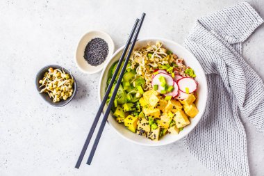 Vegan ile turşu tofu, sebze ve pirinç beyaz bir kase kase poke. Bitki esaslı diyet kavramı.